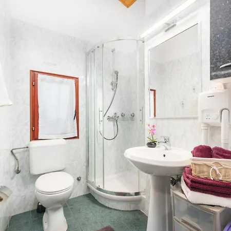 아파트 In With Terrace, Air Conditioning, Wifi, Washing Machine