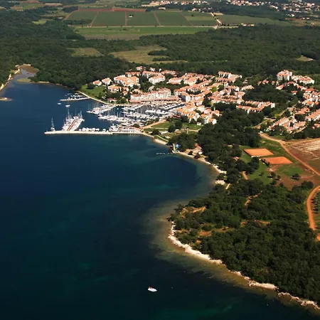 Apartment In With Terrace, Air Conditioning, Wifi, Washing Machine Porec